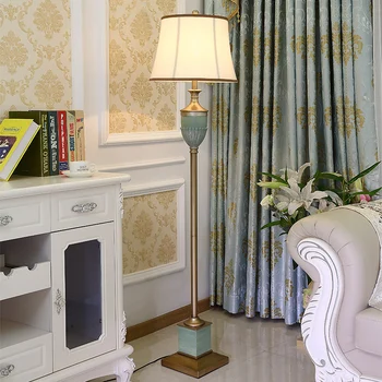 Amerikos minimalistinis žurnalinis staliukas, grindų lempos Amerikos šalyje, mėlyna kambarį miegamojo lovos stovi lempos