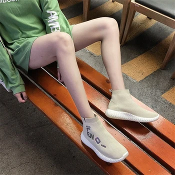 2020 Kojinės batai moteriška korėjos versija butas sportiniai laisvalaikio bateliai rudenį naujų plaukioja austi studentų bėgimo bateliai aukštos viršų batai