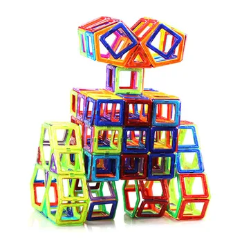 Magnetinio Pastatų Projektavimo, Statybos Nustatyti Modelio Blokai Juokingas Vaikas 