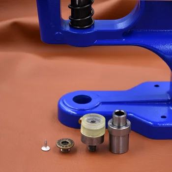 17 mm/20mm tuščiaviduriai džinsų sagos formos Metalo snap Metalo kilpomis įrankių.Įrengti metaliniai mygtukai pelėsiai žūsta.Rankomis paspauskite pelėsių.