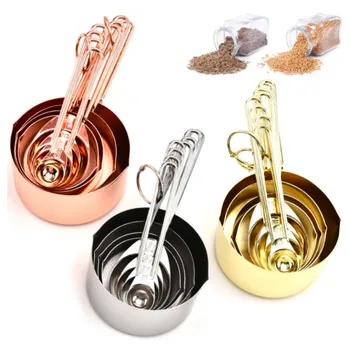 Aukštos kokybės virtuvės įrankiai iš nerūdijančio plieno matavimo šaukštas ir matavimo puodelis su vario danga yra aukso spalvos kepimo įrankiai
