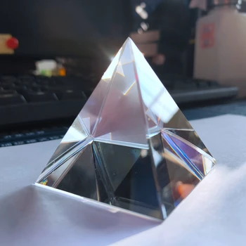 Vaivorykštė Prizmę Optinio Stiklo Kristalų Piramidės 40mm Aukščio Stačiakampio formos Piramidės Polyhedral Populiarinant Mokslą Studijuoja Studentas