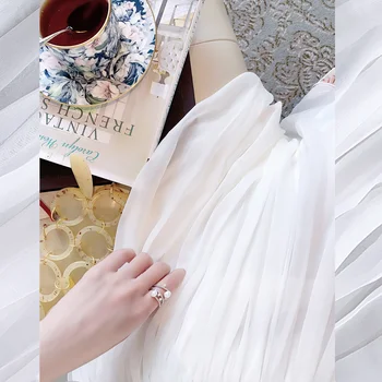 Temperamentas vaiskiai balta sunkiosios pramonės plisuotos juosmens šilko suknelė Poliesterio Tinklelio Office Lady Kietojo Dangalo