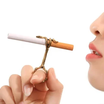 Cigarečių Paramos Rūkymas Turėtojas Vyrų Ir Moterų Rūkalius Kelią Geltona Piršto Žiedą Cigarečių Priedai Tarp Pirštų